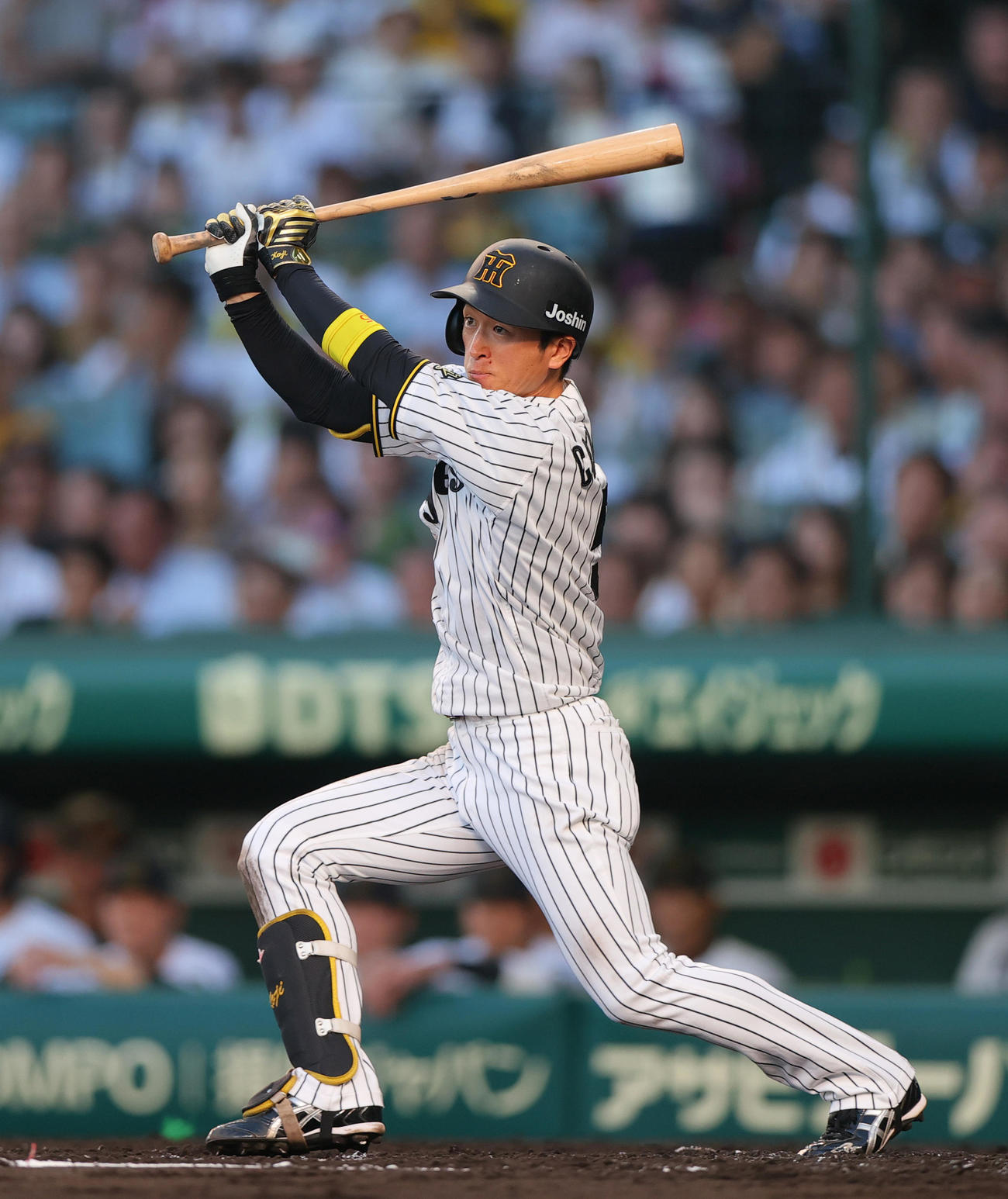 阪神対ロッテ　3回裏阪神2死、近本は左二塁打を放つ（撮影・上山淳一）