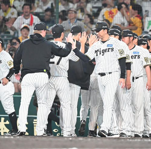 阪神対ロッテ　ロッテに勝利し、ハイタッチする藤川監督（右）と伊藤将（撮影・和賀正仁）