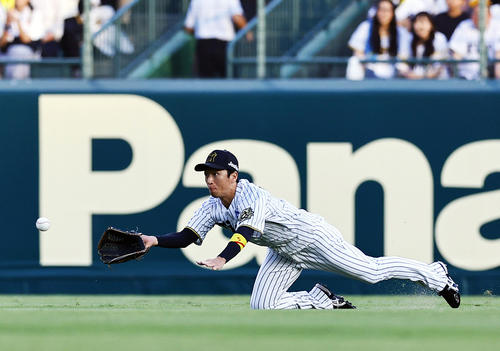 阪神対ソフトバンク　2回表ソフトバンク無死二塁、海野の中直を好捕する近本（撮影・藤尾明華）
