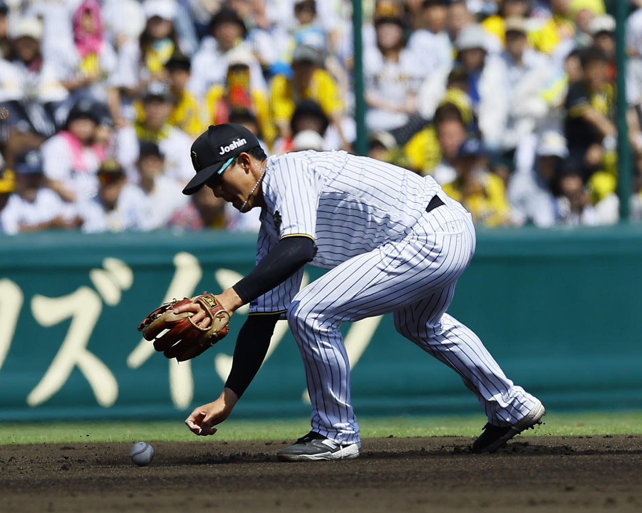 阪神対ソフトバンク　2回表ソフトバンク無死、中村の遊ゴロで失策する小幡（撮影・藤尾明華）