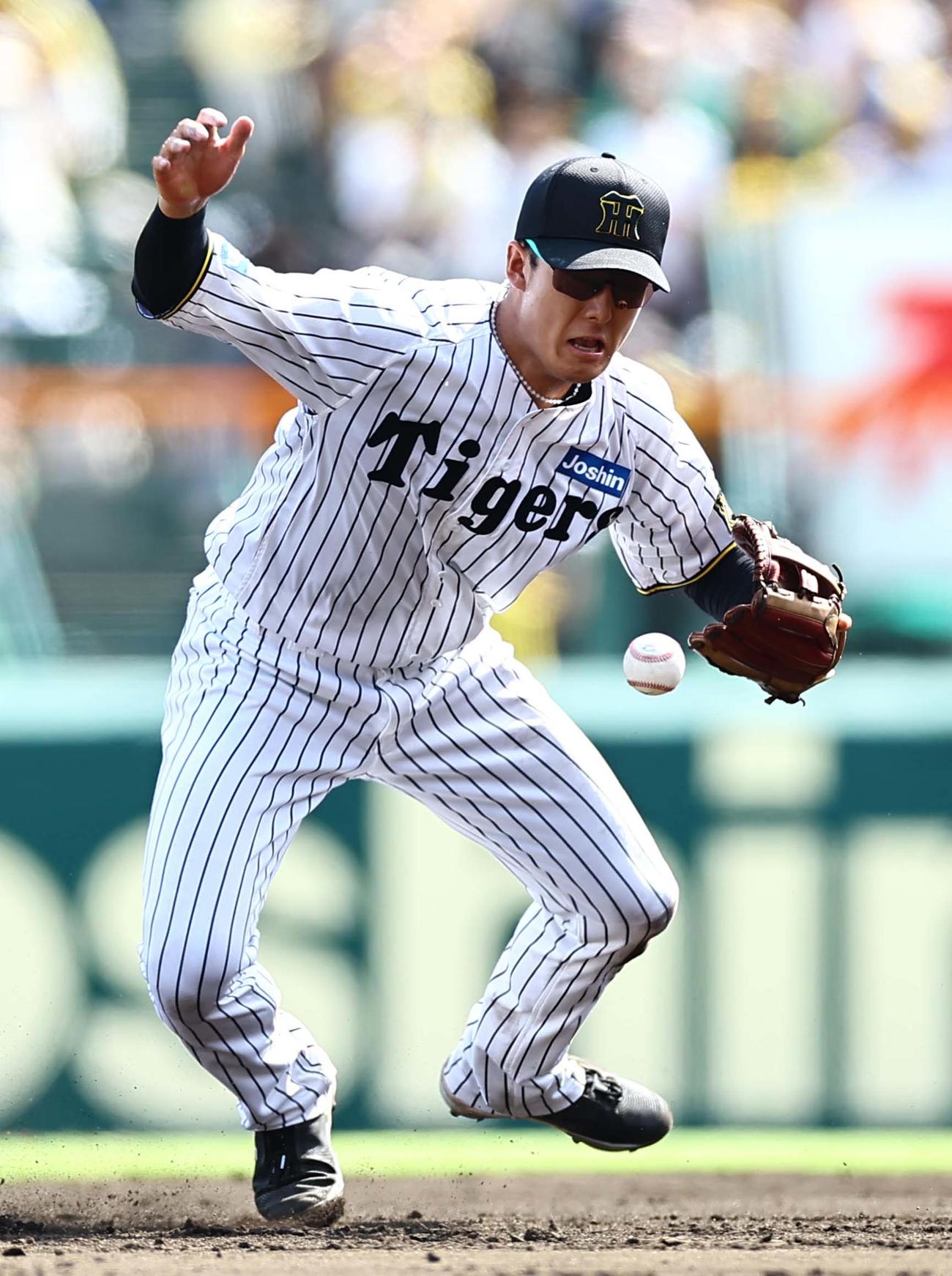 阪神対ソフトバンク　4回表ソフトバンク無死、小幡は野村の打球をファンブルする（撮影・上田博志）