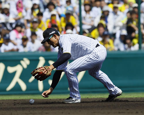 阪神対ソフトバンク　2回表ソフトバンク無死、中村の遊ゴロで失策する小幡（撮影・藤尾明華）