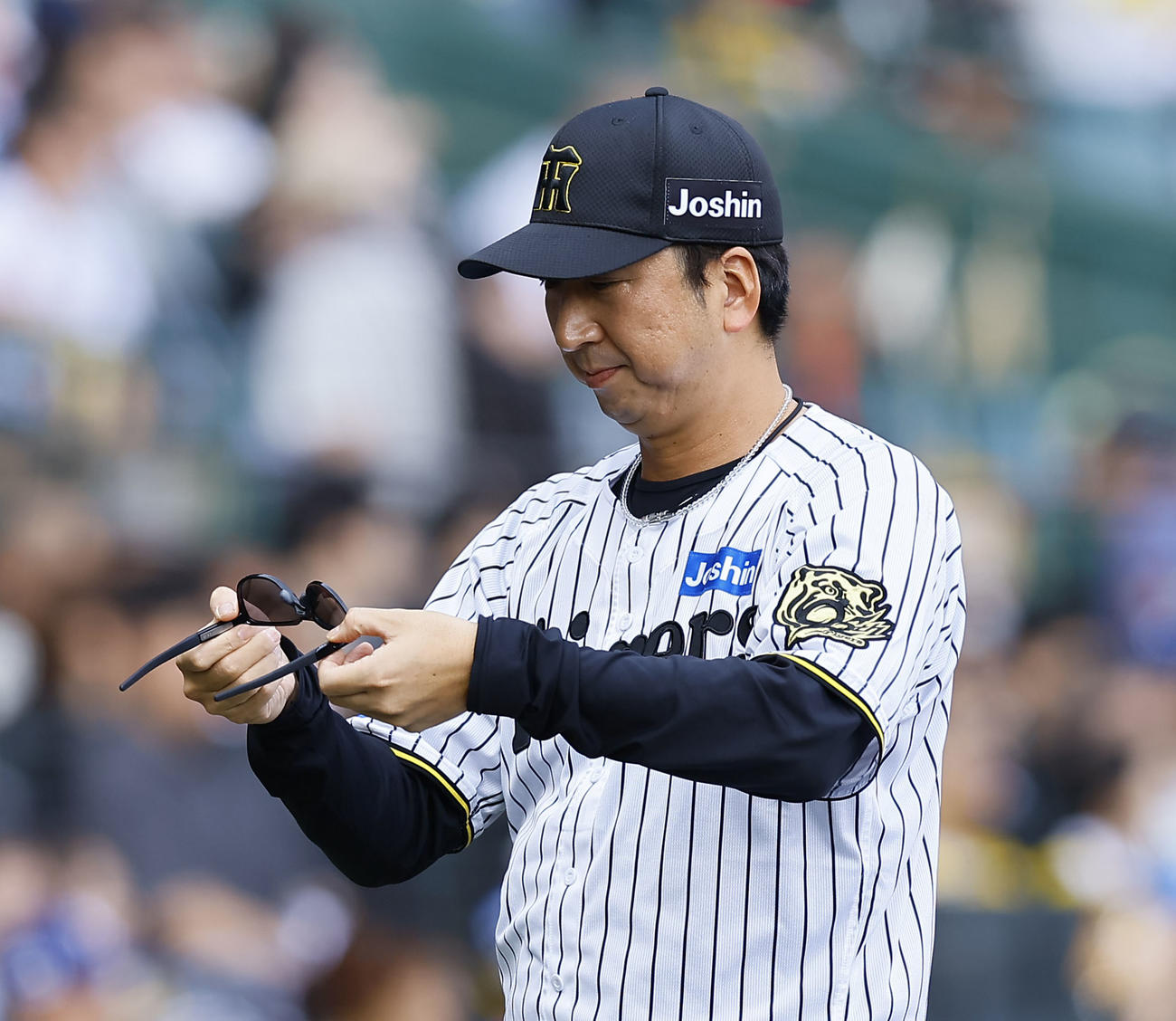 阪神対ソフトバンク　7回、交代を告げベンチに戻る阪神藤川監督（撮影・藤尾明華）