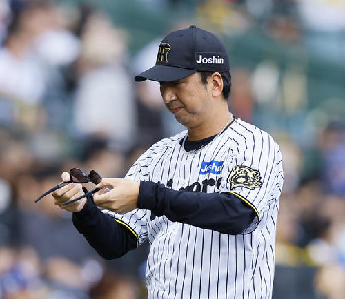 阪神対ソフトバンク　7回、交代を告げベンチに戻る阪神藤川監督（撮影・藤尾明華）