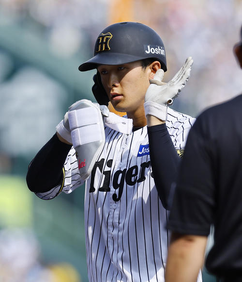 阪神対ソフトバンク　5回裏阪神1死、小幡は中前打を放ちポーズをとる（撮影・藤尾明華）