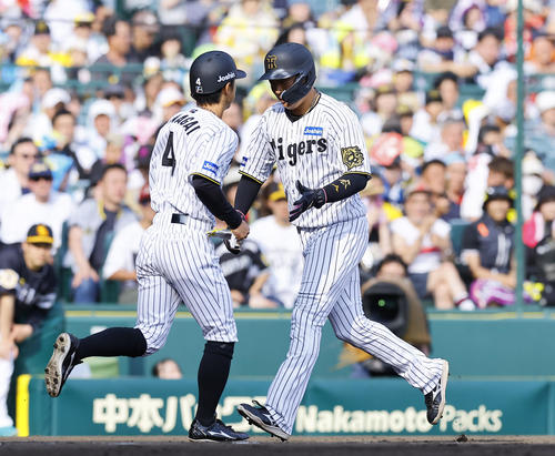 阪神対ソフトバンク　7回裏阪神無死一、三塁、代走熊谷（左）とタッチを交わし交代する大山（撮影・藤尾明華）