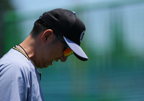 ヤクルト対阪神　試合前、暑さが辛そうな藤川監督（撮影・狩俣裕三）