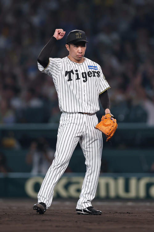阪神対巨人　8回表巨人2死一、三塁、門脇を左飛に打ち取りガッツポーズする石井（撮影・前田充）