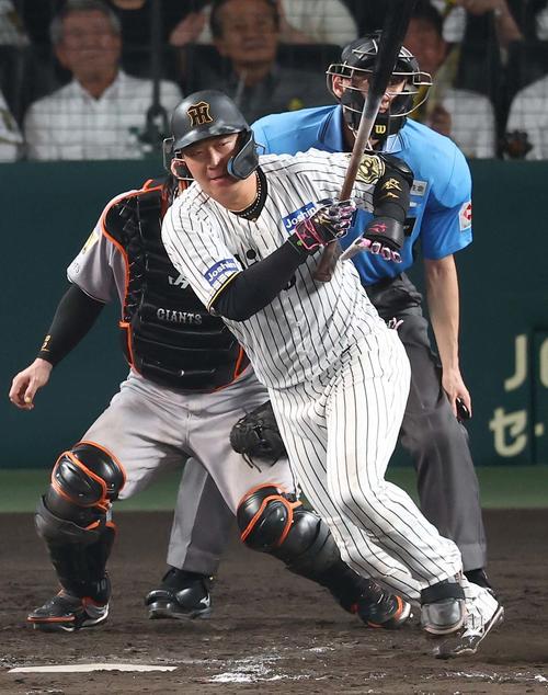 阪神対巨人　8回裏阪神2死一、二塁、大山は先制適時内野安打を放つ（撮影・上田博志）