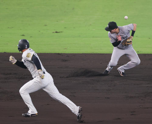阪神対巨人　8回裏阪神2死一、二塁、遊撃手泉口（右）は大山の遊内野安打が取れず。手前は二走森下翔太（撮影・上山淳一）