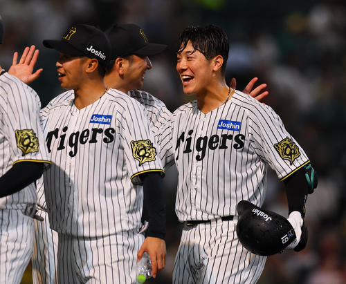 阪神対巨人　サヨナラ犠飛を放ち、藤川監督とタッチを交わす阪神豊田（撮影・藤尾明華）