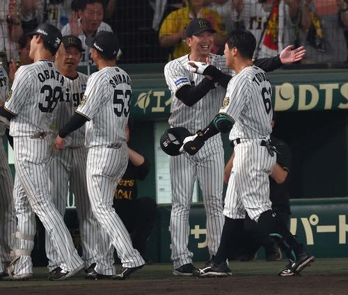 阪神対巨人　9回裏阪神無死満塁、サヨナラ犠飛を放った豊田（右）を笑顔で出迎える藤川監督（撮影・上田博志）