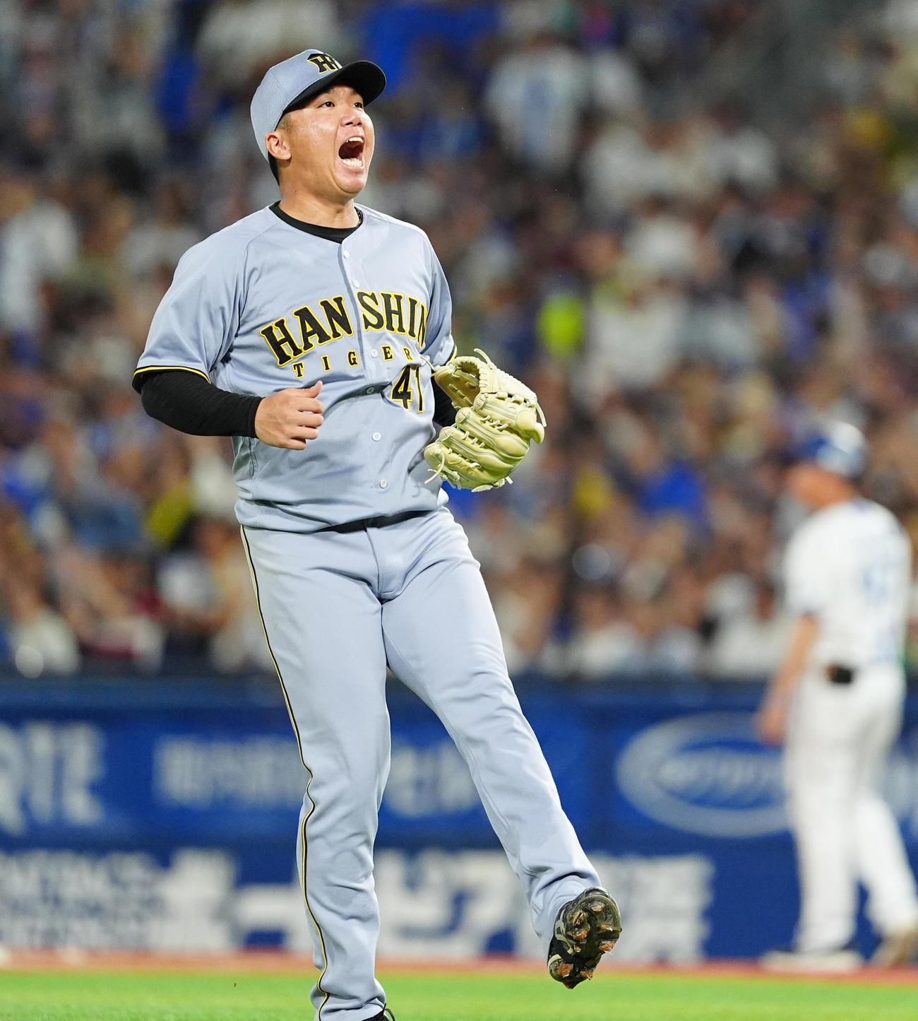 DeNA対阪神　7回裏DeNA2死一、二塁、桑原を中飛に打ち取り雄たけび上げる村上（撮影・清水貴仁）