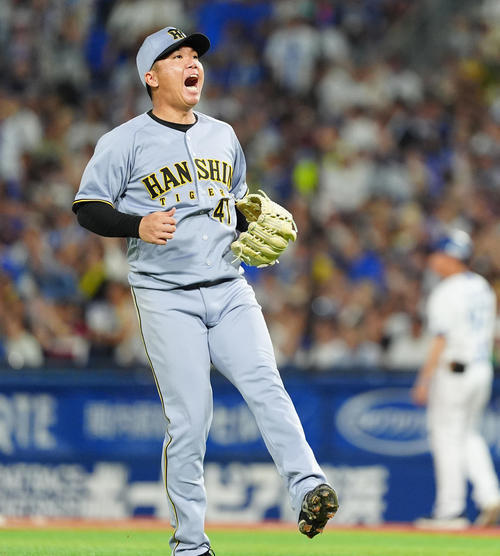 DeNA対阪神　7回裏DeNA2死一、二塁、桑原を中飛に打ち取り雄たけび上げる村上（撮影・清水貴仁）