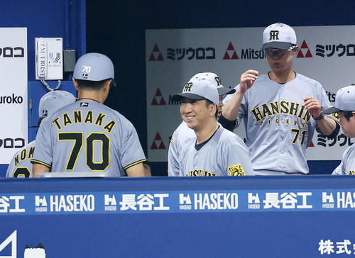 DeNA対阪神　勝利し笑顔を見せる阪神藤川監督（中央）（撮影・鈴木正人）