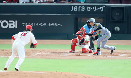 広島対阪神　4回表阪神1死満塁、才木はセーフティーバントするも投ゴロに倒れる。投手床田（撮影・加藤哉）