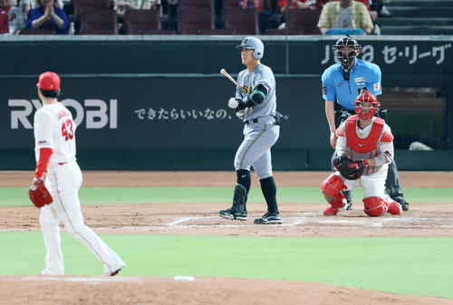 広島対阪神　7回表阪神無死、四球を選ぶ豊田。投手島内（撮影・加藤哉）