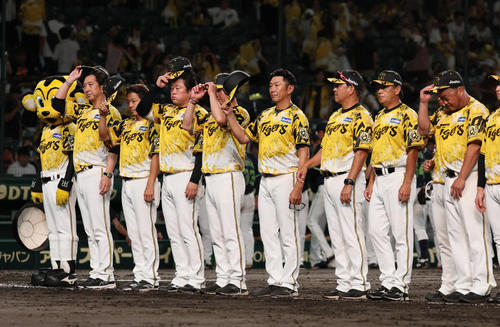 阪神対ヤクルト　ヤクルトに敗れ一礼する藤川監督（左）ら（撮影・宮崎幸一)