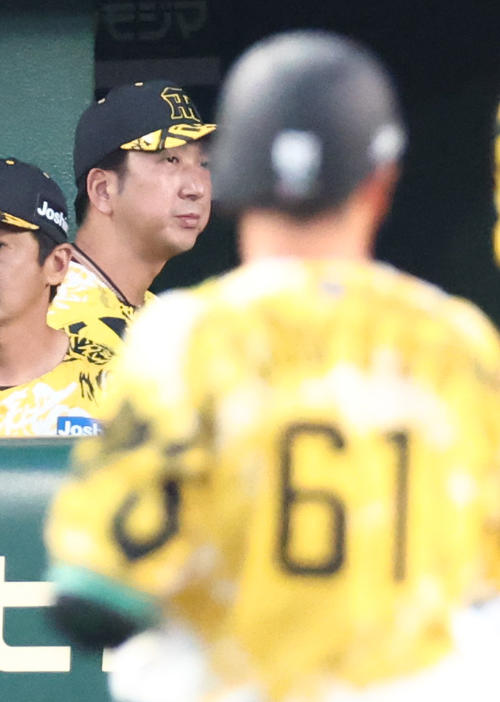 阪神対ヤクルト　4回終了後、豊田（右）に交代を出す藤川監督（撮影・上田博志）