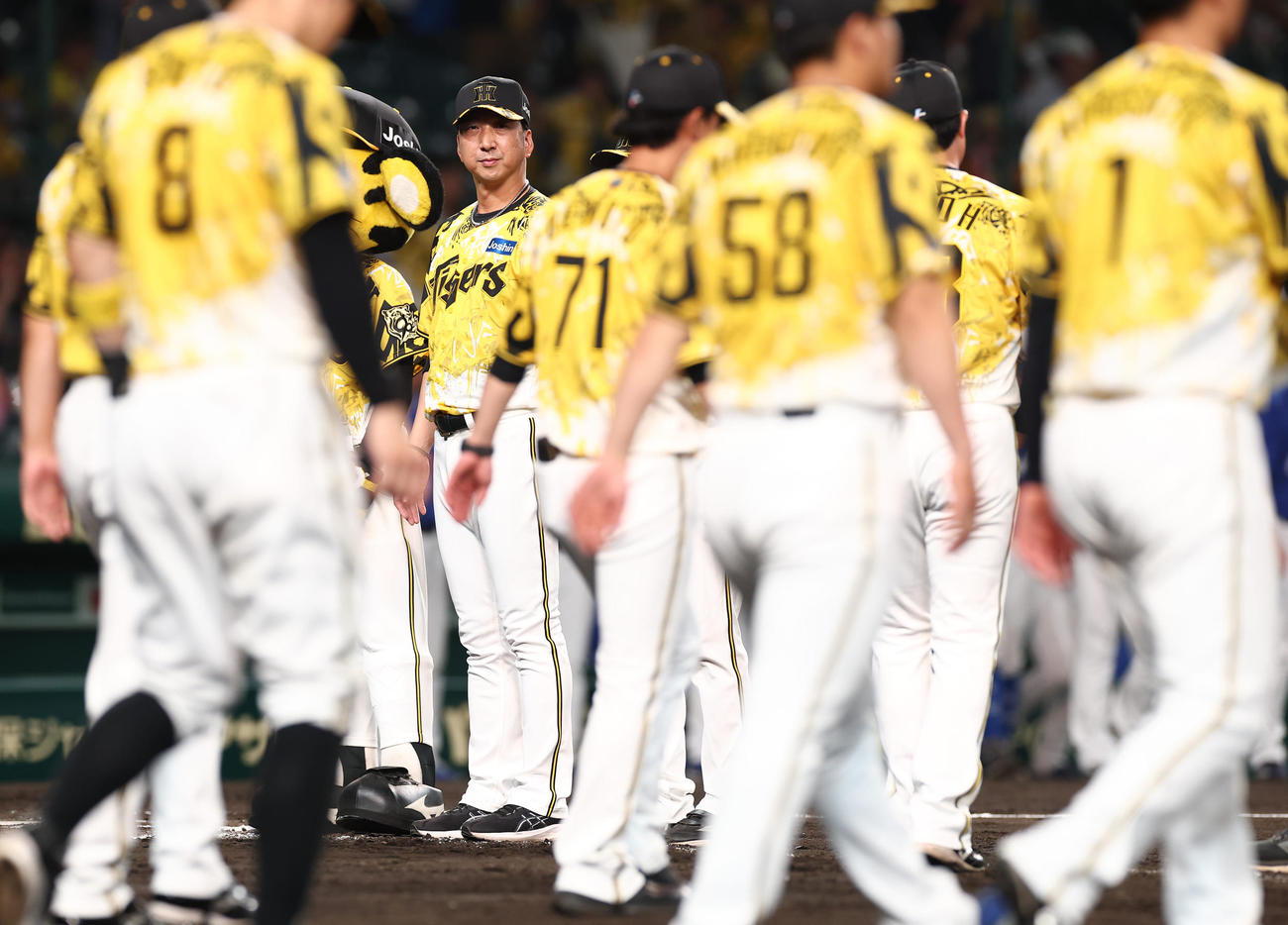 阪神対中日　中日に敗れた藤川監督（中央）は整列に向かうナインを待つ（撮影・上田博志）