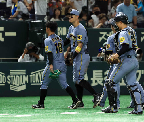 巨人対阪神　9回裏巨人2死満塁、サヨナラ負けを喫し、引き揚げる伊原（左）、佐藤輝（同2人目）ら（撮影・浅見桂子）