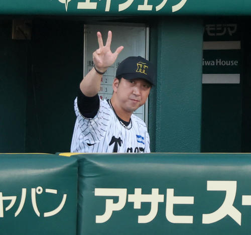 阪神対DeNA 1回裏阪神2死一、三塁、大山の中前適時打にベンチで指を3本立てる藤川監督（撮影・加藤哉）