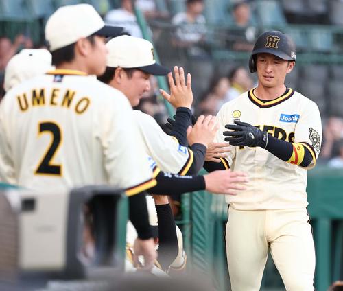 阪神対広島　1回裏阪神2死一、二塁、大山の先制適時打で生還する近本（撮影・上田博志）