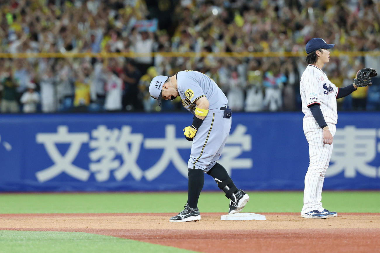ヤクルト対阪神　10回表阪神2死二塁、右適時二塁打を放ち雄たけびを上げる佐藤輝（撮影・宮地輝）