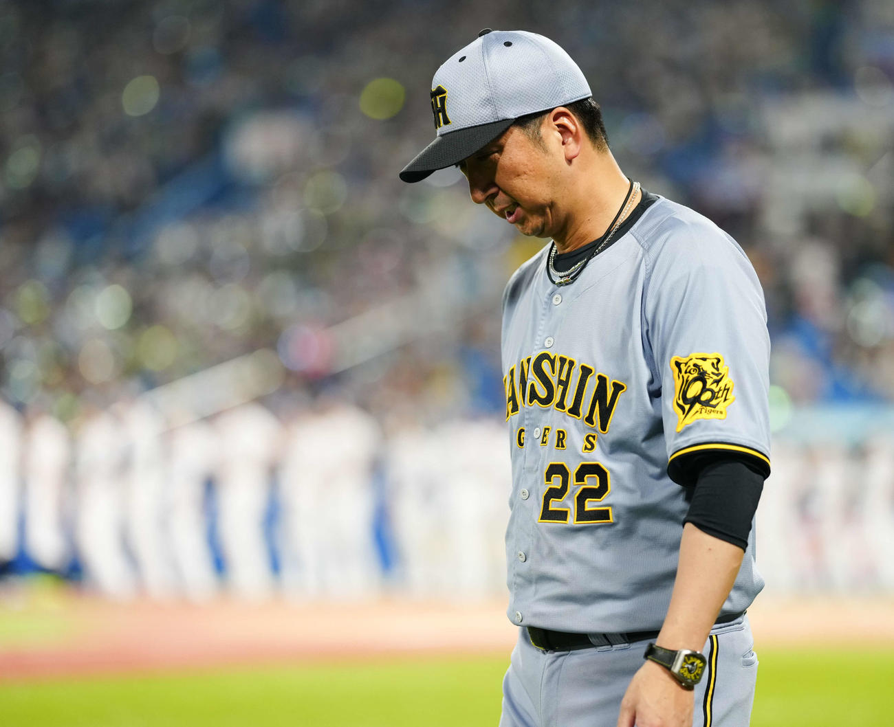 ヤクルト対阪神　ヤクルトに敗れ、うつむきながら引き上げる阪神藤川監督（撮影・鈴木みどり）