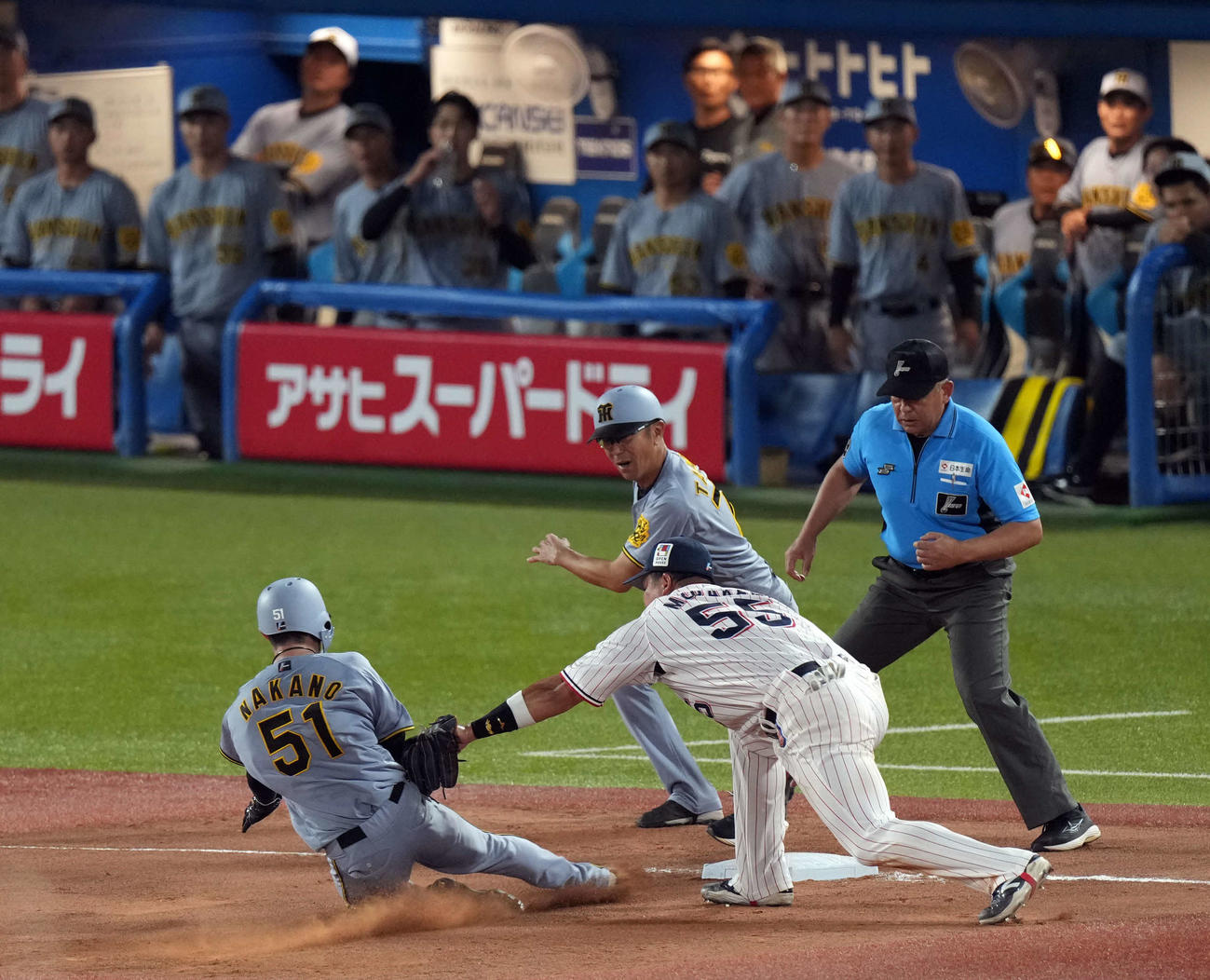 ヤクルト対阪神　5回表阪神1死一塁、相手のミスで一走中野が三塁へ滑り込むもアウト（撮影・たえ見朱実）