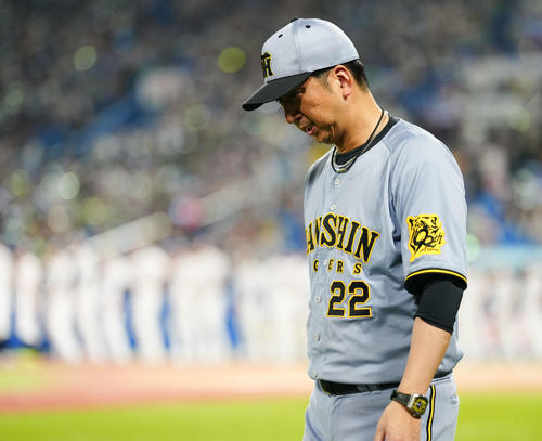 ヤクルト対阪神　ヤクルトに敗れ、うつむきながら引き上げる阪神藤川監督（撮影・鈴木みどり）