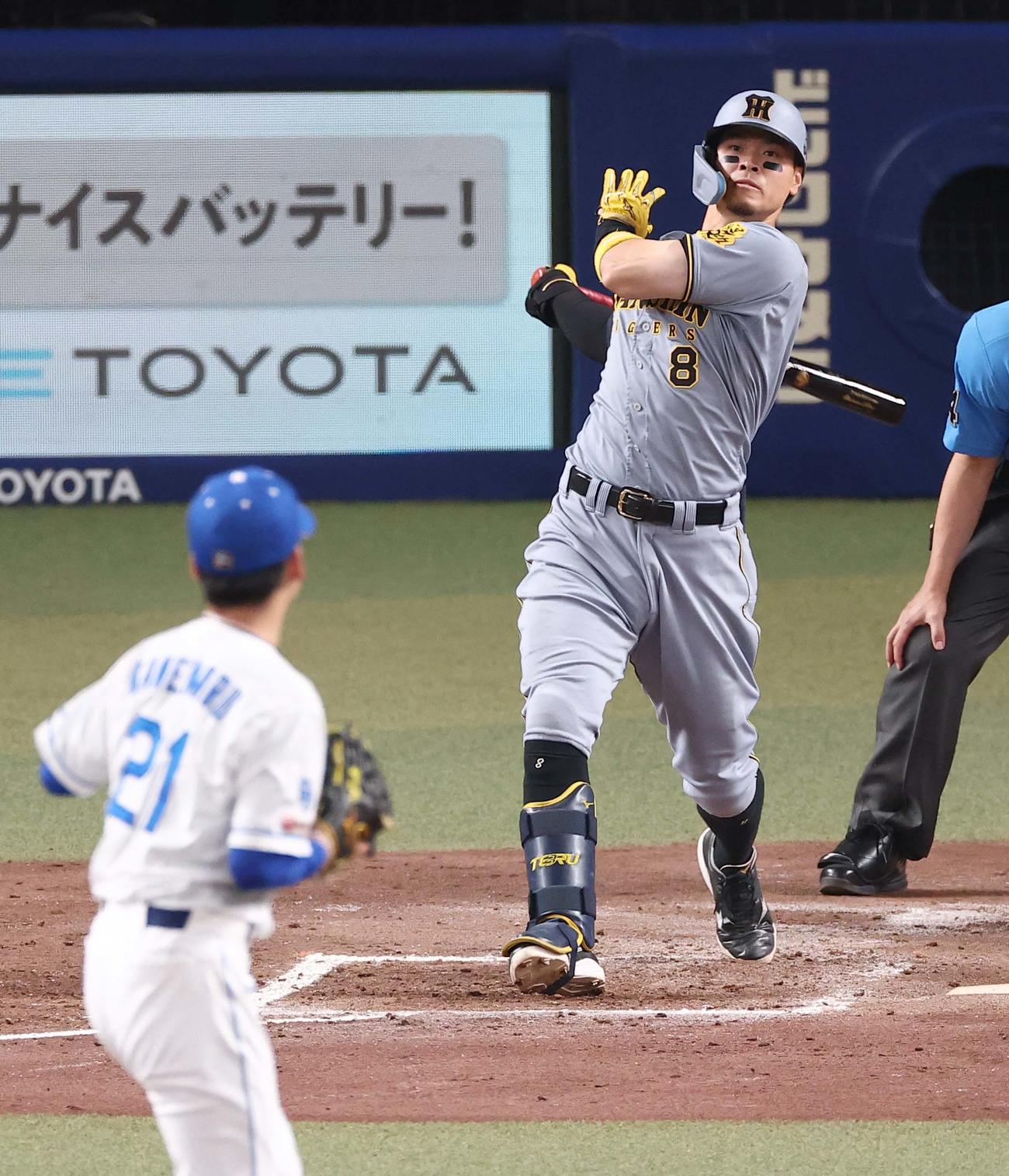 中日対阪神　4回表阪神無死、佐藤輝は中越えソロ本塁打を放つ（撮影・上田博志）
