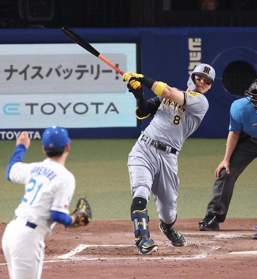 中日対阪神　4回表阪神無死、佐藤輝は中越えソロ本塁打を放つ（撮影・上田博志）