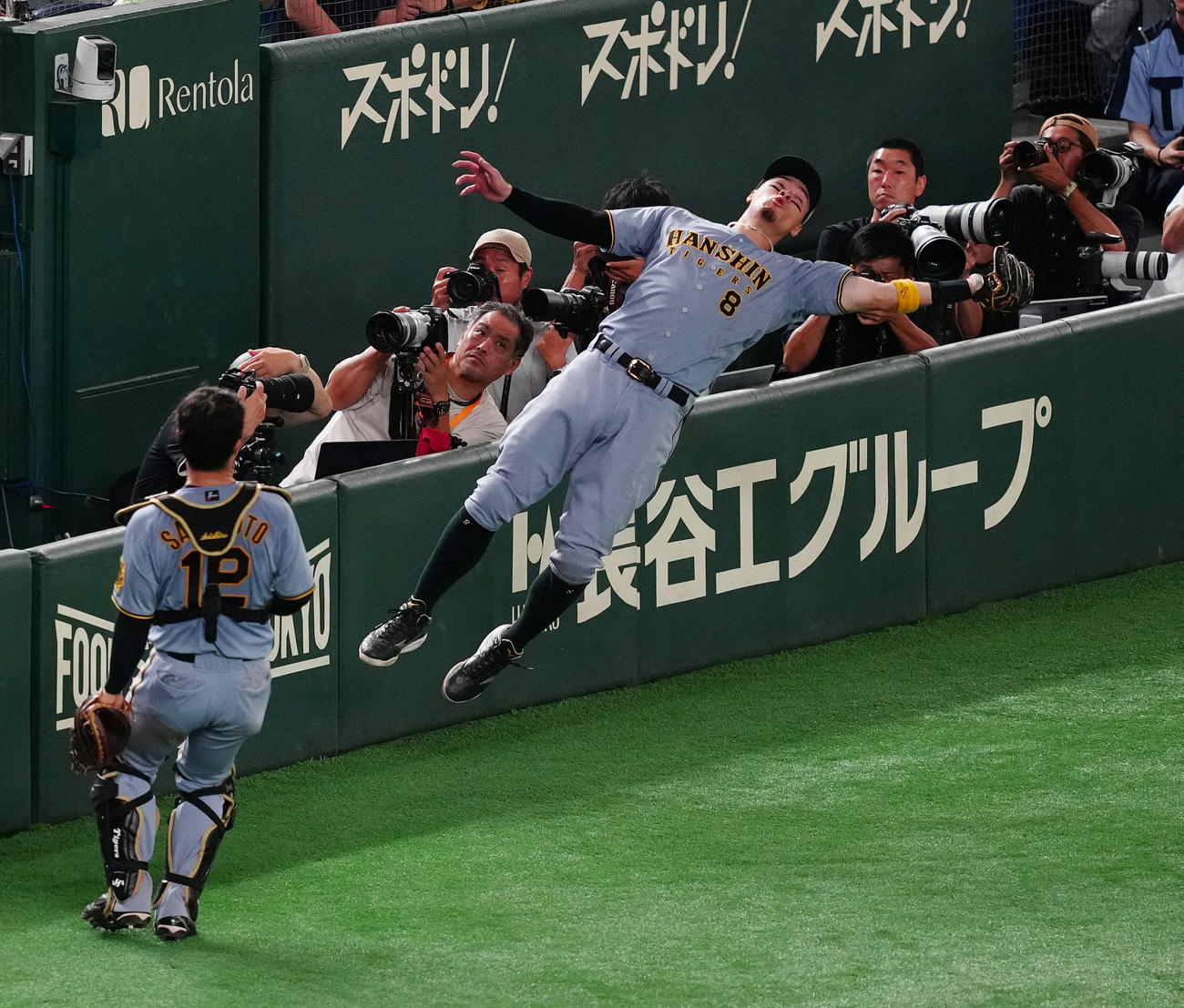 巨人対阪神　5回裏巨人1死、リチャードの打球を好捕する三塁手佐藤輝（左）（撮影・鈴木みどり）