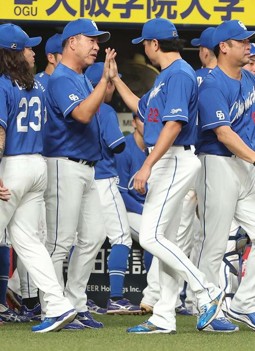 阪神対中日　井上監督（左）は7勝目をあげた大野とハイタッチする（撮影・上田博志）