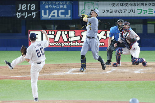 ヤクルト対阪神　8回表阪神1死満塁、空振り三振に倒れる佐藤輝。投手木沢（撮影・宮地輝）