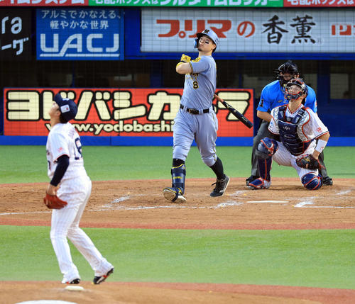 ヤクルト対阪神　4回表阪神無死、佐藤輝は右越えソロ本塁打を放つ。投手奥川（撮影・浅見桂子）