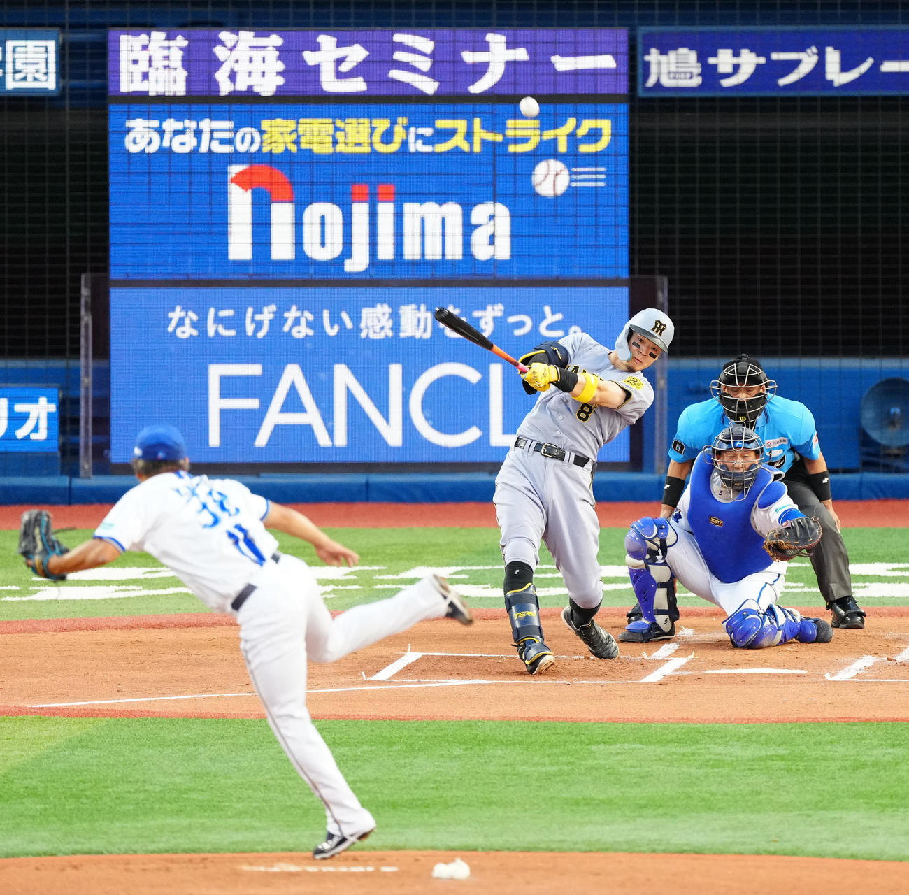DeNA対阪神　1回表阪神2死二塁、先制2点本塁打を放つ佐藤輝。投手森唯（撮影・江口和貴）