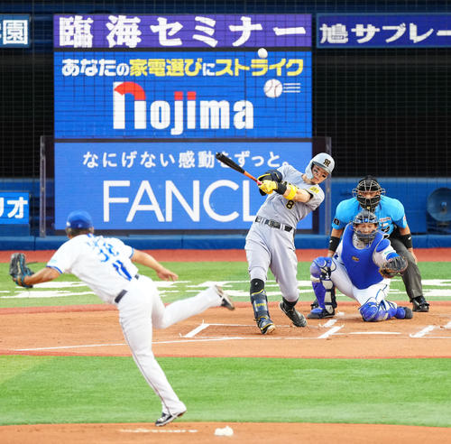 DeNA対阪神　1回表阪神2死二塁、先制2点本塁打を放つ佐藤輝。投手森唯（撮影・江口和貴）