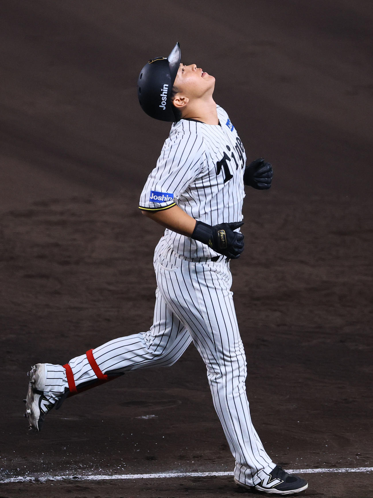 阪神対巨人　7回裏阪神1死一、二塁、中飛に倒れ天を仰ぐ中川（撮影・藤尾明華）