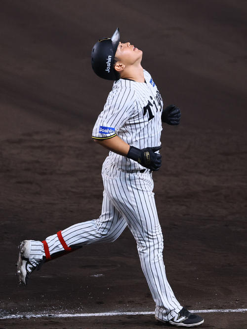 阪神対巨人　7回裏阪神1死一、二塁、中飛に倒れ天を仰ぐ中川（撮影・藤尾明華）