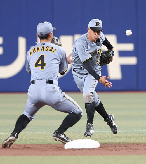 中日対阪神　8回裏中日無死一塁、上林の打球を処理した植田（右）は熊谷と併殺を完成させる（撮影・上田博志）