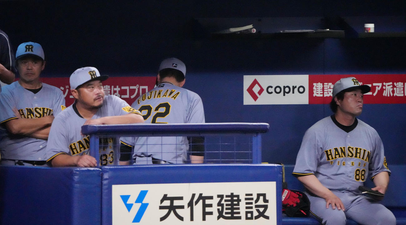 中日対阪神　試合終了、藤川監督（左から3人目）は足早にベンチを後にする（撮影・森本幸一）