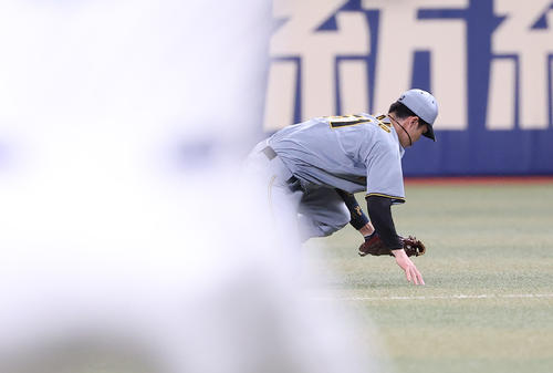中日対阪神　8回裏中日2死一、二塁、中野は板山の二ゴロをさばく（撮影・上田博志）