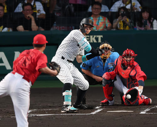阪神対広島　1回裏阪神無死一、三塁、佐藤輝は四球を選ぶ（撮影・上田博志）