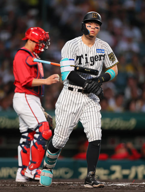 阪神対広島　1回裏阪神無死一、三塁、四球を選ぶ佐藤輝（撮影・上山淳一）