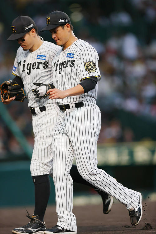 阪神対広島　阪神先発大竹（手前）は初回を投げ終えベンチへ引きあげる。左は佐藤輝（撮影・上山淳一）