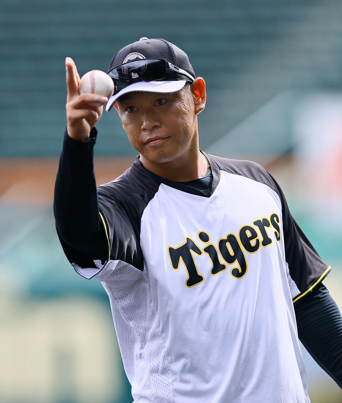 阪神対DeNA　キャッチボールをする阪神原口（撮影・藤尾明華）