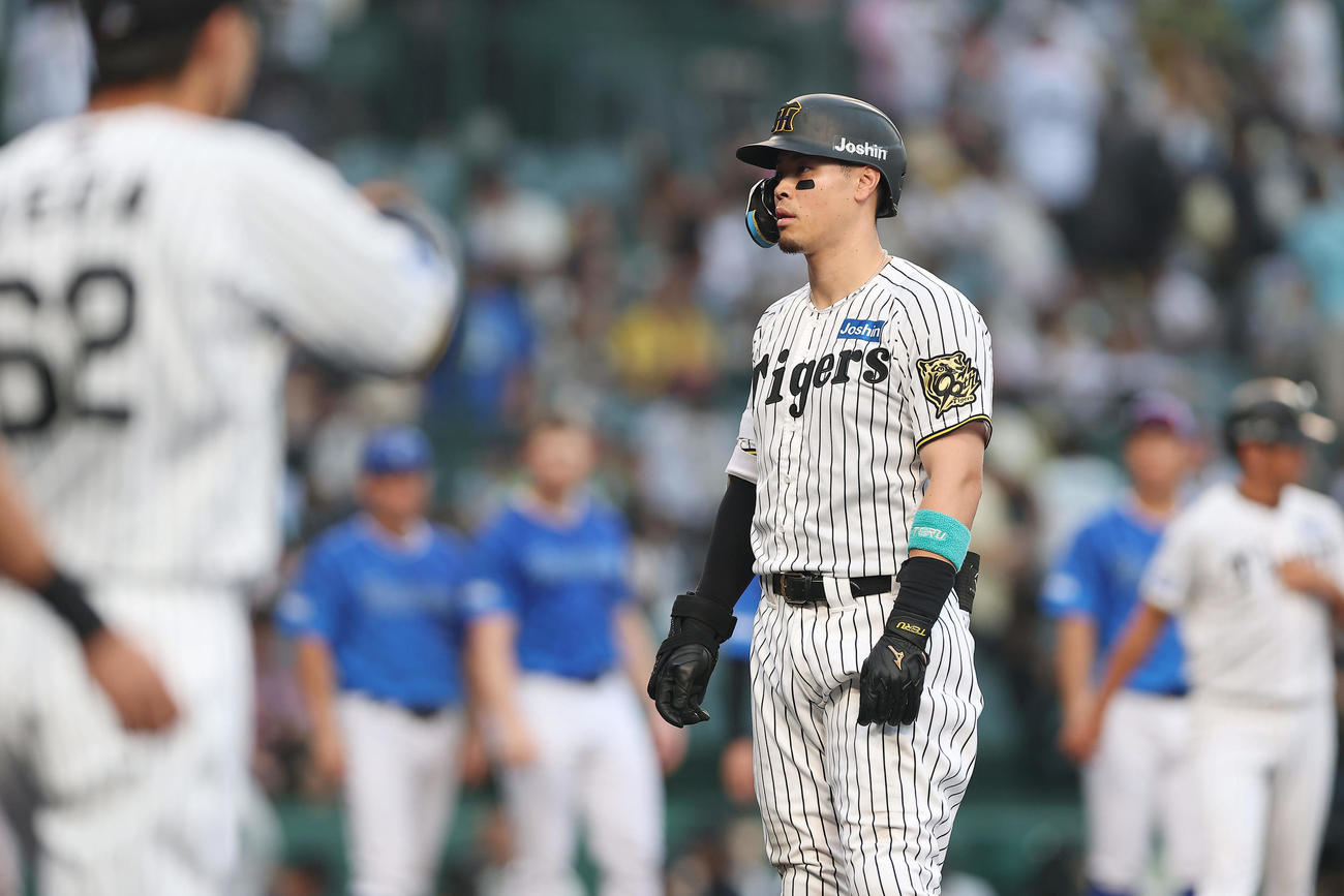 阪神対DeNA DeNAに敗れ、厳しい表情を見せる阪神佐藤輝（撮影・前田充）