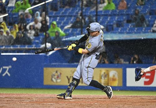 ヤクルト対阪神　8回表阪神1死一塁、佐藤輝は右前打を放つ（撮影・滝沢徹郎）